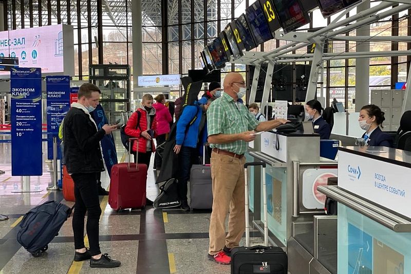 Аэропорт Сочи начал обслуживать рейсы для вывоза туристов с юга