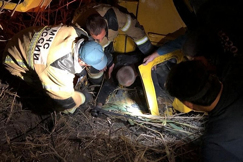 Спасатели достали водителя из опрокинувшегося трактора