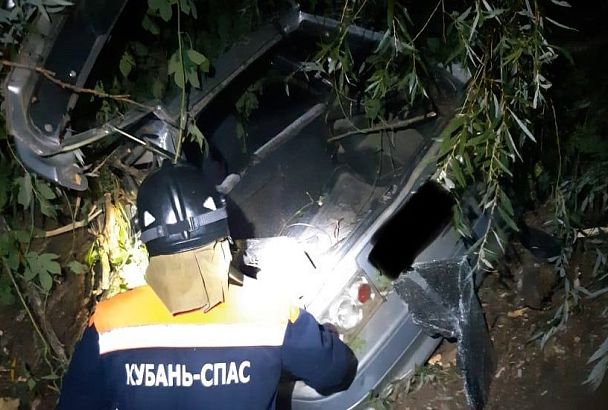 Врезался в дерево: на Кубани 19-летний водитель ВАЗа погиб в ночном ДТП