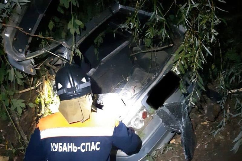 Врезался в дерево: на Кубани 19-летний водитель ВАЗа погиб в ночном ДТП