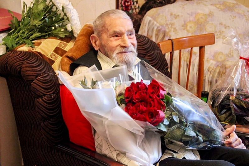 Губернатор Кубани Вениамин Кондратьев поздравил со 100-летним юбилеем ветерана из Кущевского района