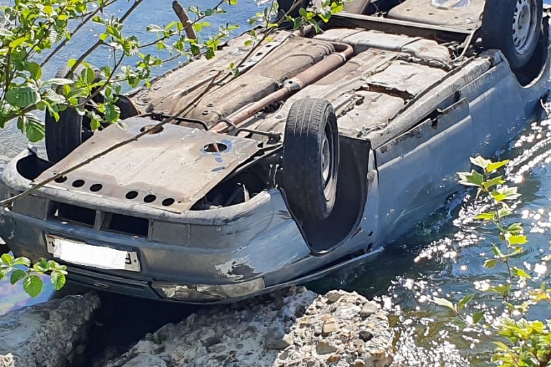 В Сочи водитель на ВАЗе сбил двух пешеходов и упал в реку