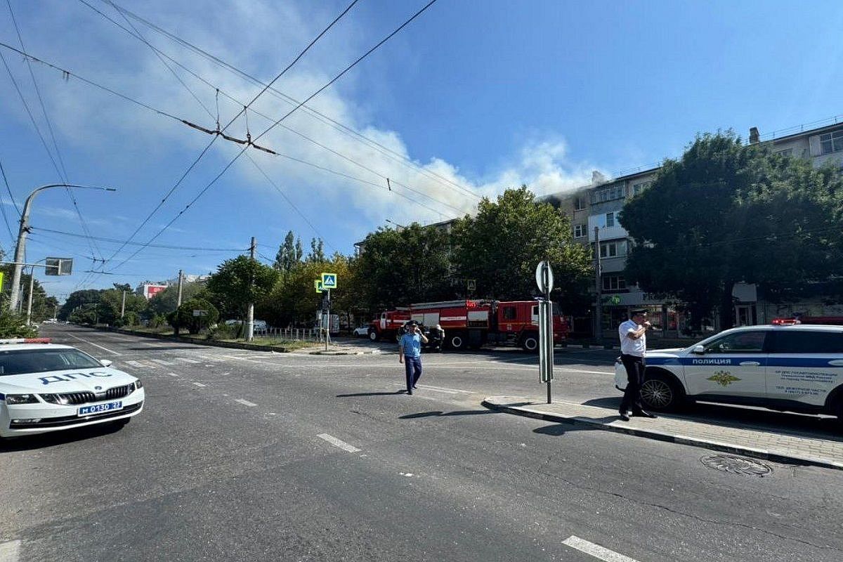 Три квартиры загорелись после хлопка газа в многоэтажке в Новороссийске