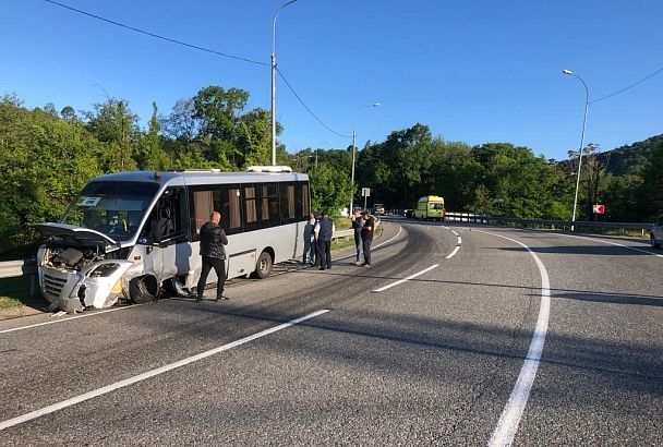 В Сочи водитель на «Приоре» устроил лобовое ДТП с автобусом и сбежал
