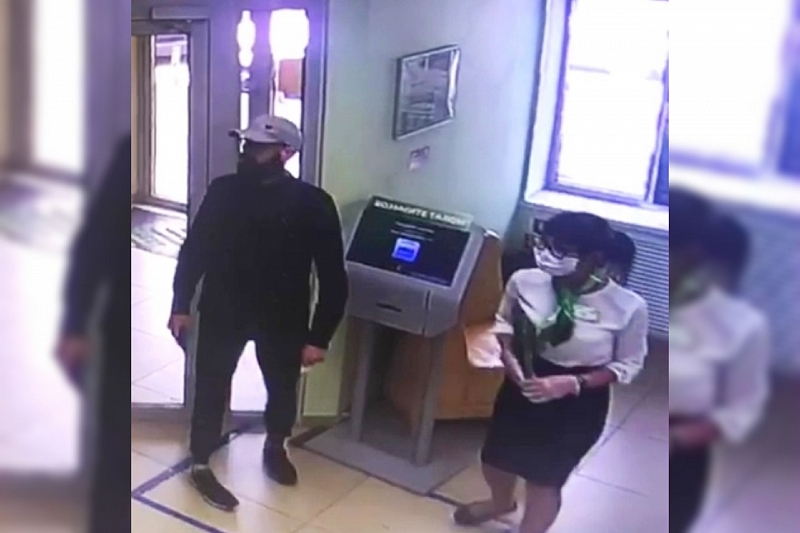 В Краснодаре ищут мужчину, устроившего разбойное нападение на отделение банка