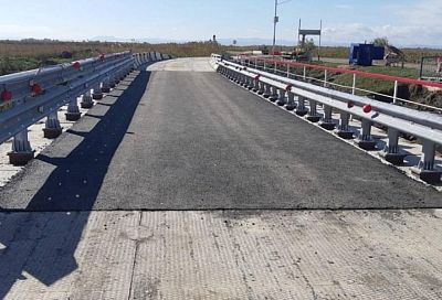 Автомобильное движение по новому мосту через реку Аушедз открыли в Абинском районе 