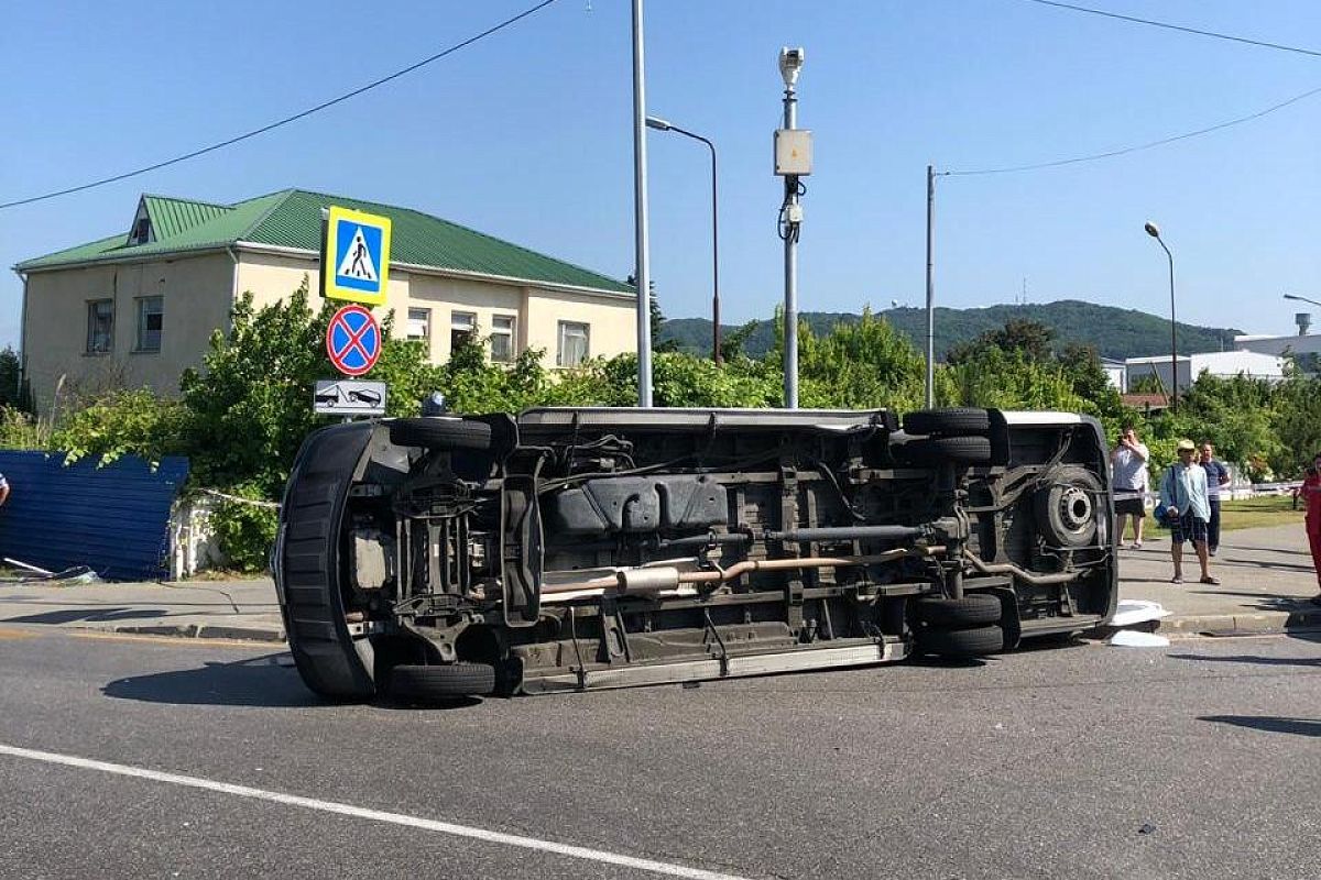 В Сочи перевернулся автобус с туристами. Жертв нет