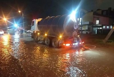 Краснодарские коммунальщики борются с последствиями мощного ливня