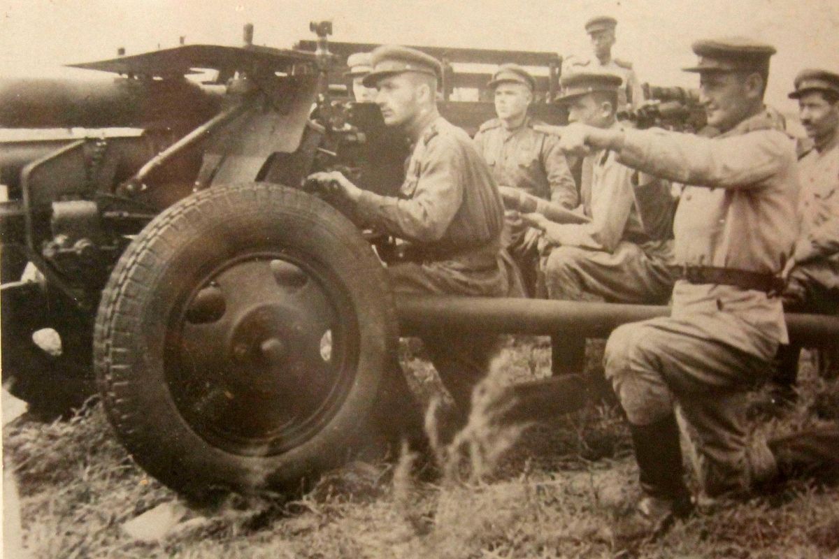 Орудийный расчет, освобождавший город Тихорецк 30 января 1943 года.