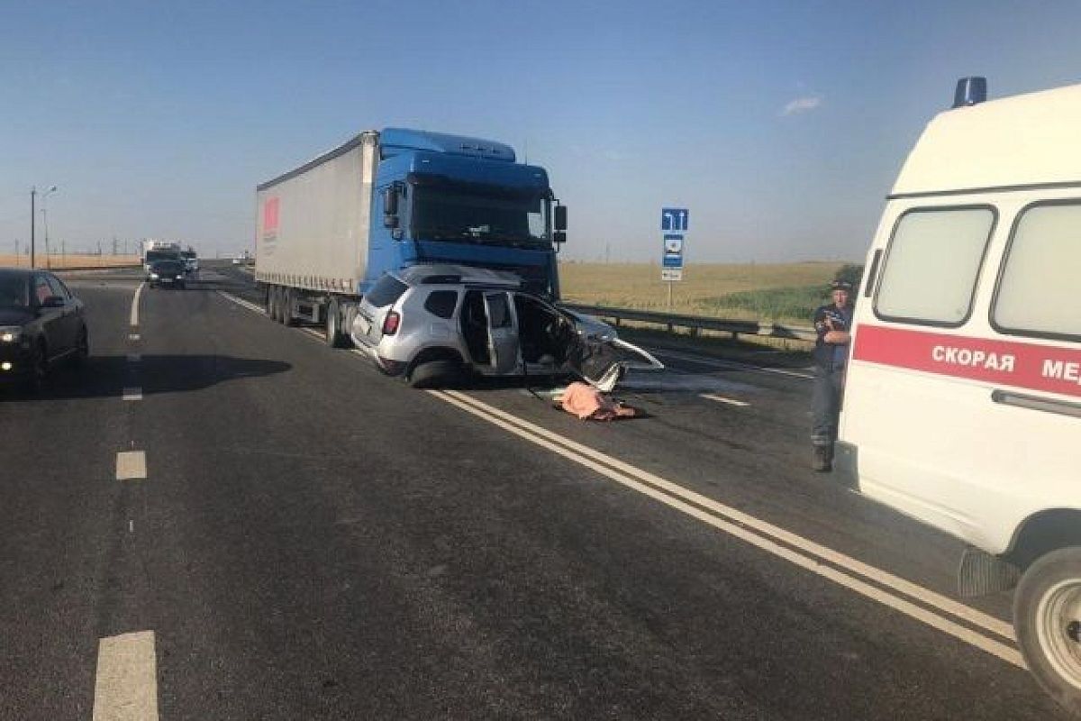 Момент ДТП в Краснодарском крае, где погибли 2 человека, попал на камеру видеорегистратора