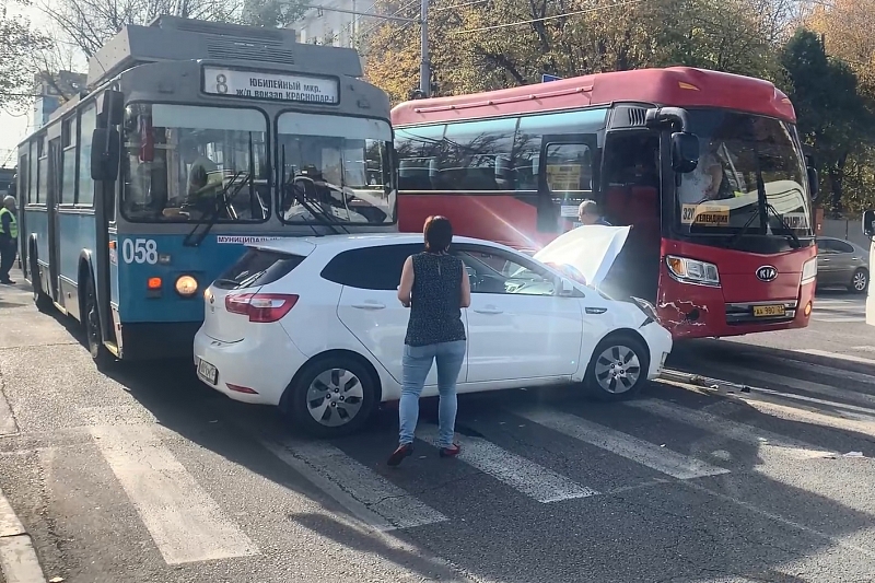 В центре Краснодара образовалась огромная пробка из-за ДТП с участием иномарки, автобуса и троллейбуса