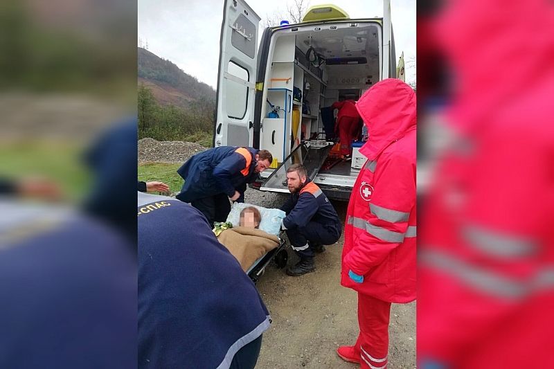 Отказали ноги: сочинские спасатели эвакуировали женщину с травмой позвоночника
