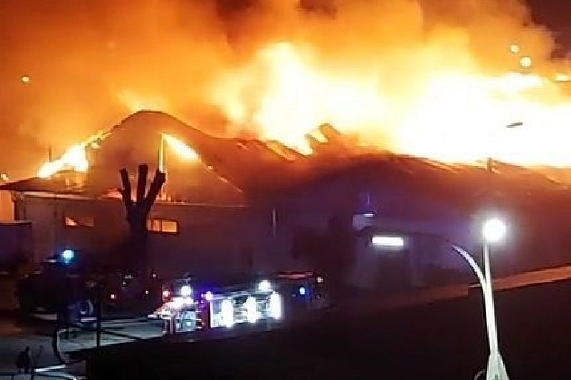 В Армавире тушат крупный пожар на площади 300 кв. метров