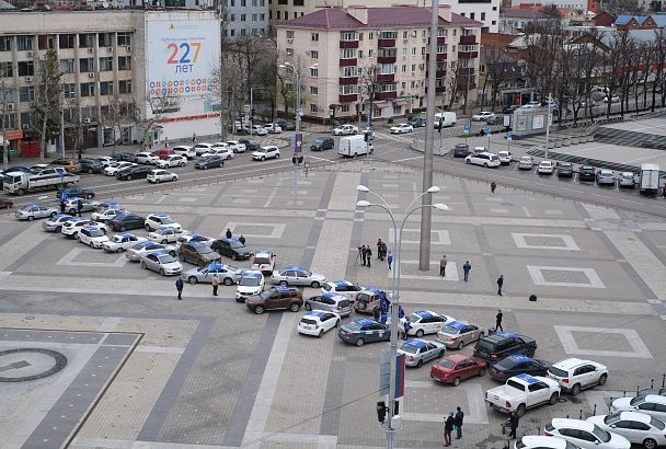 В Краснодаре автомобили выстроились в слово «Поехали» ко Дню космонавтики