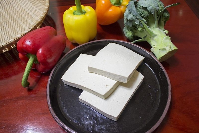 Нутрициолог порекомендовал заменить протеиновые батончики на сыр тофу