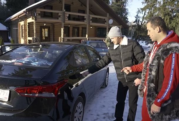 Умар Кремлев подарил тренеру по боксу из Славянска-на-Кубани новый автомобиль 