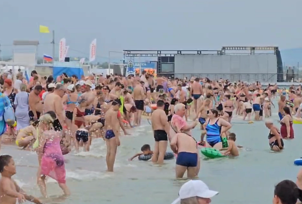«Столько людей, что берега не видно»: блогер снял на видео пляж в курортном поселке под Анапой