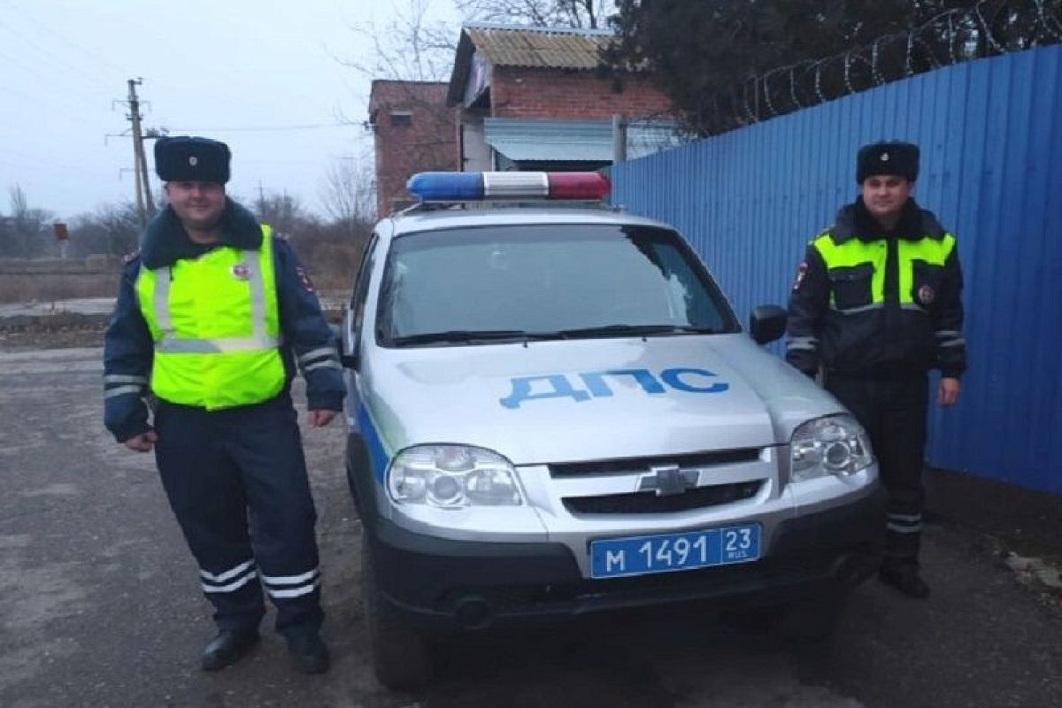 Автоинспекторы оказали помощь пострадавшему в ДТП водителю иномарки