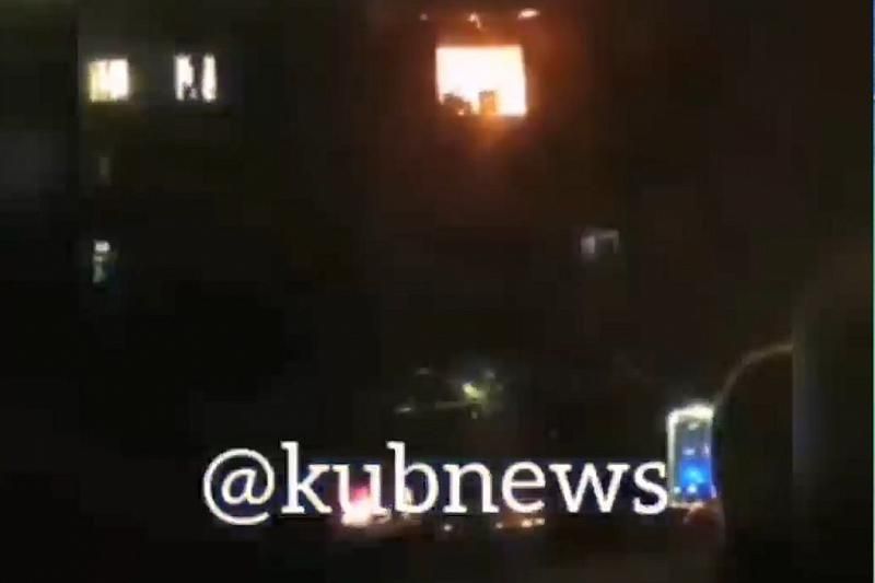 В Краснодаре из-за пожара в многоквартирном доме эвакуировали 50 человек. Есть погибший и пострадавшие