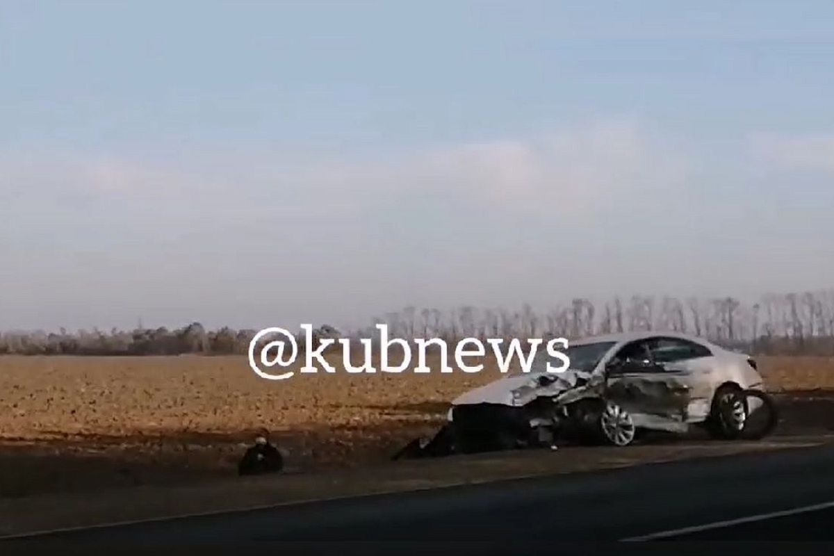 В массовом ДТП с участием трех автомобилей в Усть-Лабинском районе пострадали три человека