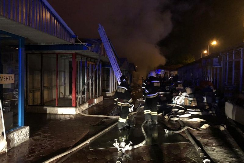 Крупный ночной пожар на рынке в Сочи потушен