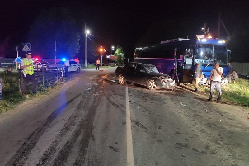 Не уступил дорогу: на Кубани в ДТП с автобусом и ВАЗом пострадали пять человек