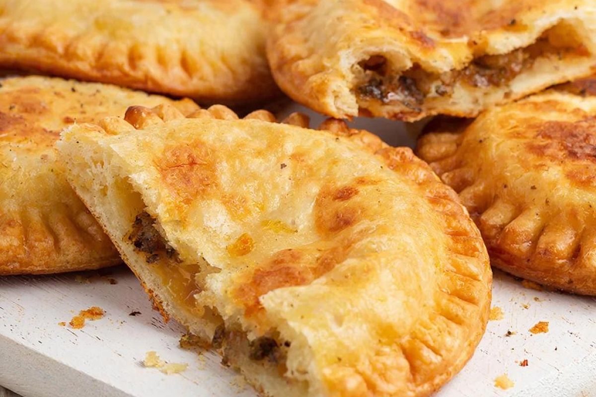 Даже руки не пачкаю, просто ложкой выкладываю. Пирожки на быстром кефирном тесте, не требует ни замеса, ни лепки