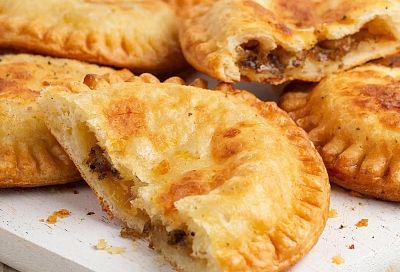 Даже руки не пачкаю, просто ложкой выкладываю. Пирожки на быстром кефирном тесте, не требует ни замеса, ни лепки