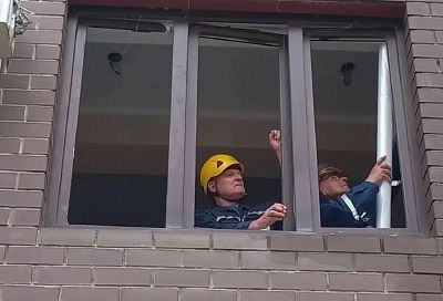 В Краснодаре в поврежденном в результате атаки БПЛА многоквартирном доме проводят замеры окон для замены