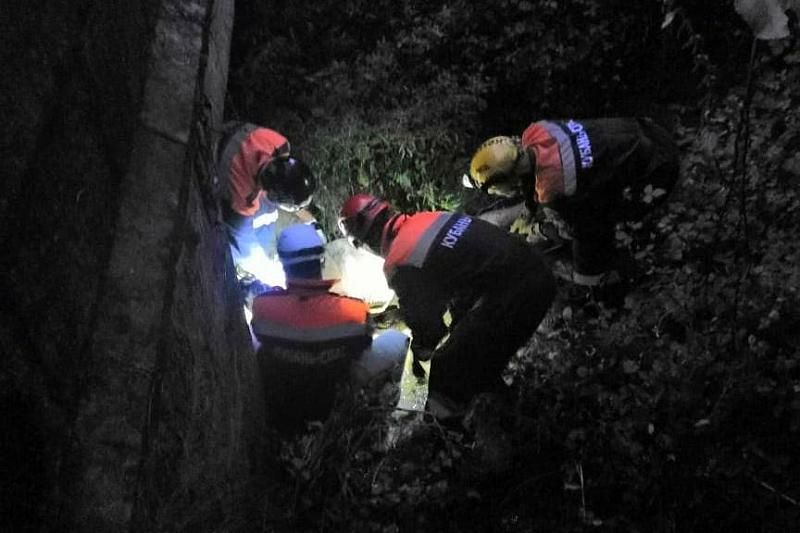 Житель Сочи упал с 4-метровой высоты в ручей