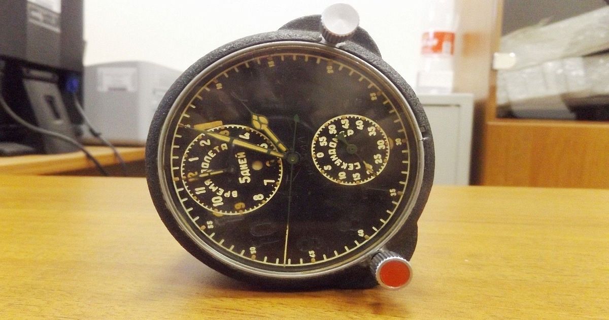 Часы через границу. Радиоактивные часы. Советские радиоактивные часы. Часы радиация. Радиоактивные танковые часы.