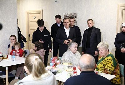 Губернатор Кубани Вениамин Кондратьев пообщался с жильцами пострадавшего дома в Ейске