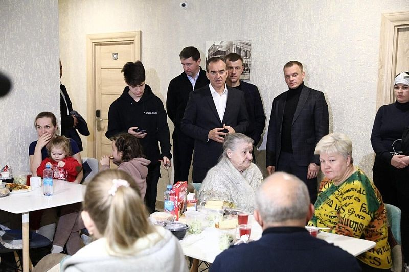 Губернатор Кубани Вениамин Кондратьев пообщался с жильцами пострадавшего дома в Ейске