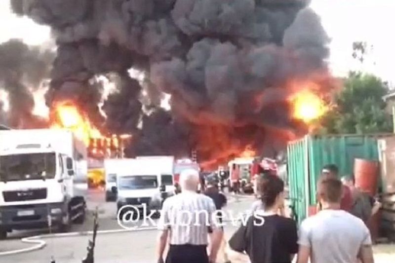 В Краснодаре тушат крупный пожар на площади 800 «квадратов»