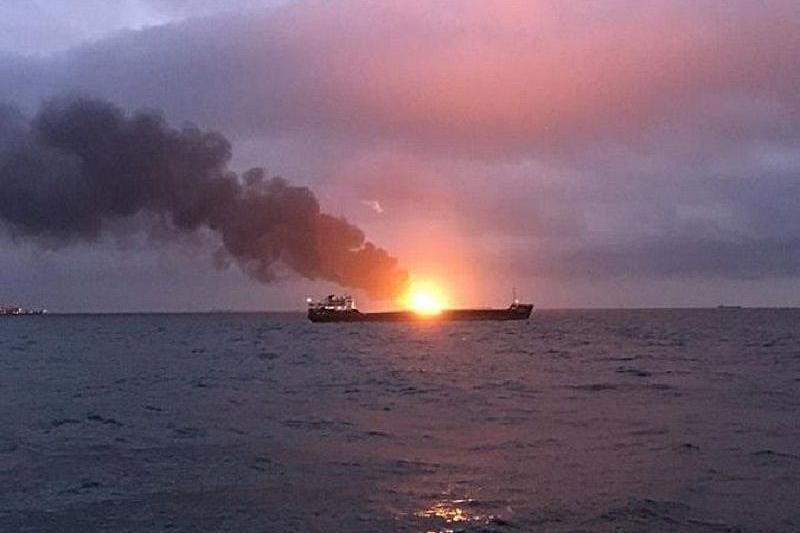 Один из горящих танкеров в районе Керченского пролива может затонуть