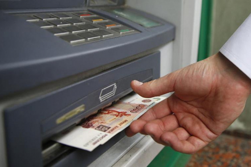В Краснодаре мужчина украл деньги, забытые женщиной в банкомате. Возбуждено уголовное дело