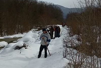 Жители горного хутора Кушинка расчистили от снега узкоколейку, по которой доставляют продукты и почту