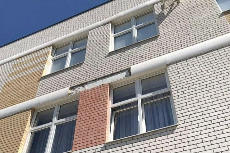 Подрядчик исправит: в Краснодаре начал крошиться фасад новой школы