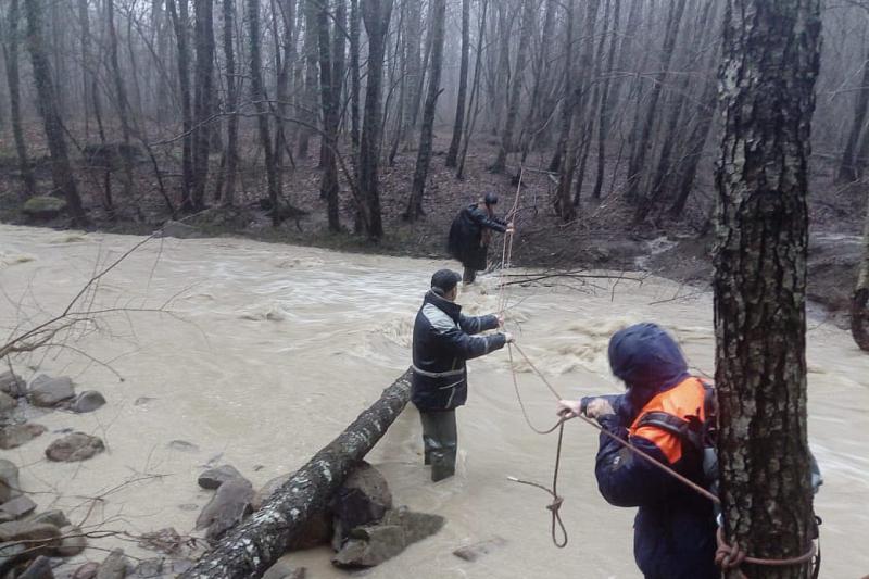 В горах Краснодарского края спасатели эвакуировали двух мужчин и ребенка