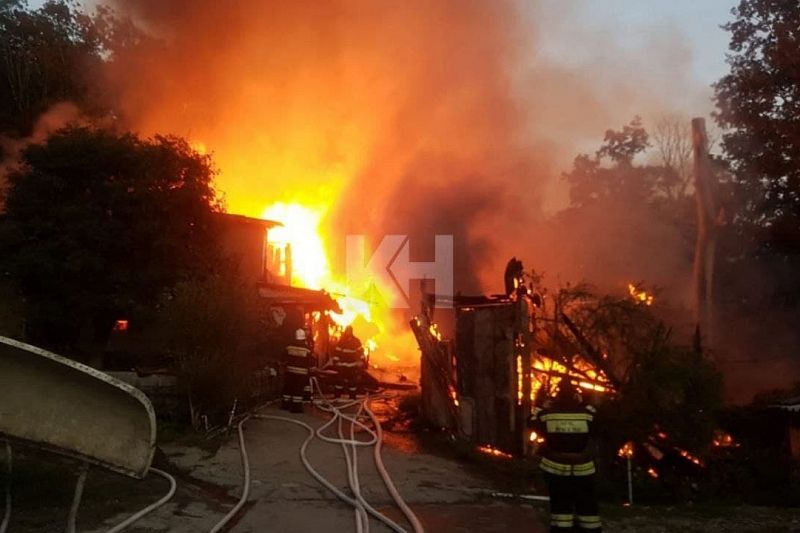 Крупный пожар в двухэтажном доме в Сочи потушен