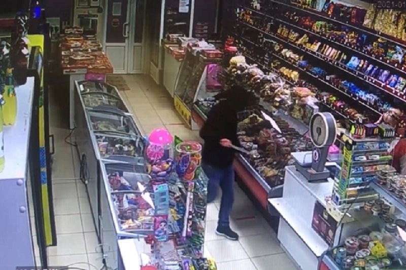 Продавец магазина дала отпор вооруженному ножом налетчику
