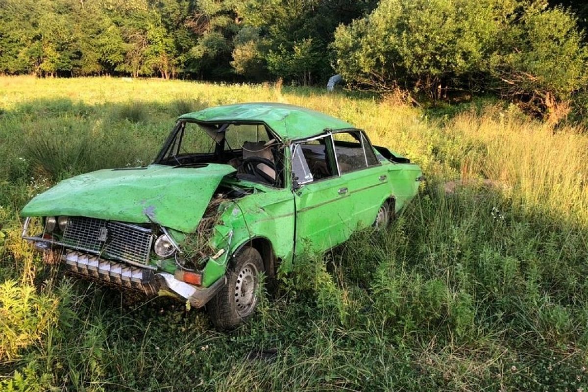 Под Апшеронском по вине пьяного водителя «шестерка» вылетела в поле и опрокинулась 