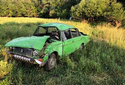 Под Апшеронском по вине пьяного водителя «шестерка» вылетела в поле и опрокинулась 