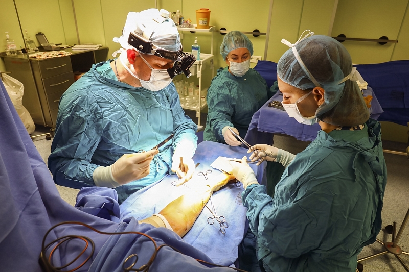 В Краснодаре хирурги спасли руку строителя от ампутации