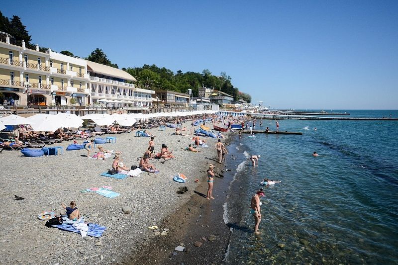 Курортники вернулись на расчищенные после разгула стихии пляжи в Сочи