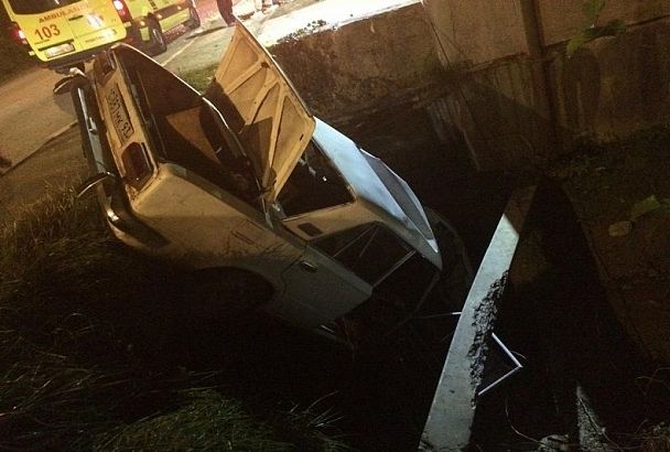 В Сочи автомобиль с компанией молодежи рухнул в глубокую канаву. Один человек погиб, четверо госпитализированы