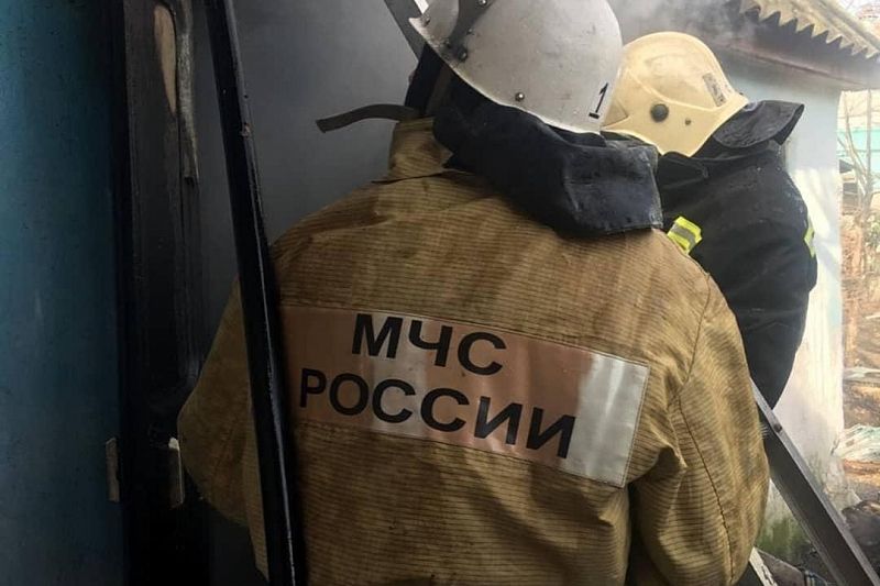 Сотрудники МЧС потушили пожар в бане