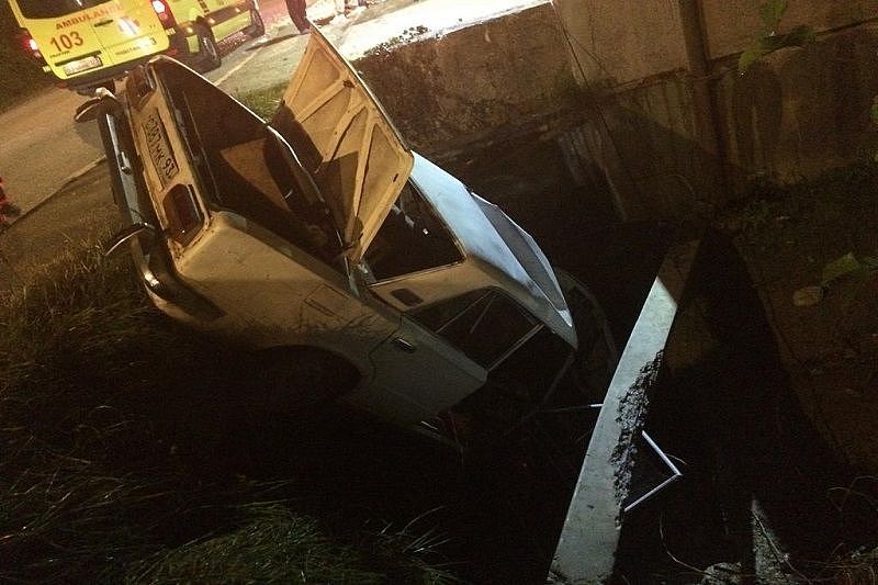 В Сочи автомобиль с компанией молодежи рухнул в глубокую канаву. Один человек погиб, четверо госпитализированы