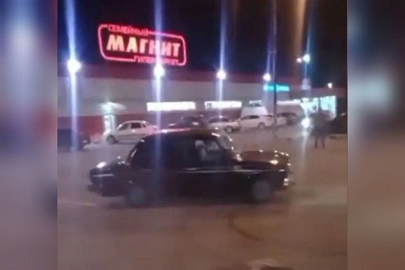 В Белореченске отрудники ДПС поймали водителя ВАЗа, устроившего дрифт на парковке «Магнита»