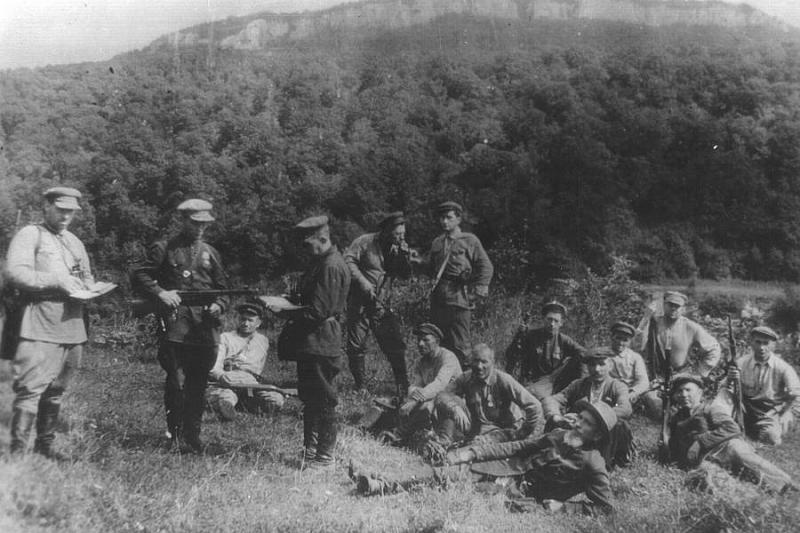 Армавирский партизанский отряд. 30 декабря 1942 года в неравном бою с фашистами в предгорьях Кавказа 27 партизан погибли смертью храбрых. 